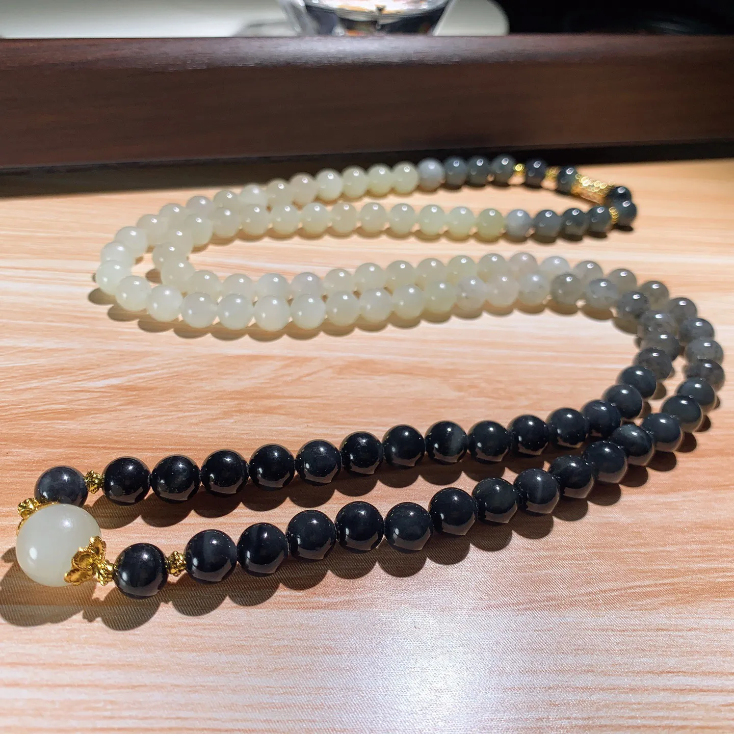 新疆和田玉籽料青花108佛珠项链。单颗尺寸8！玉质细腻油润。手推出油。佩戴高端典雅。lt251203