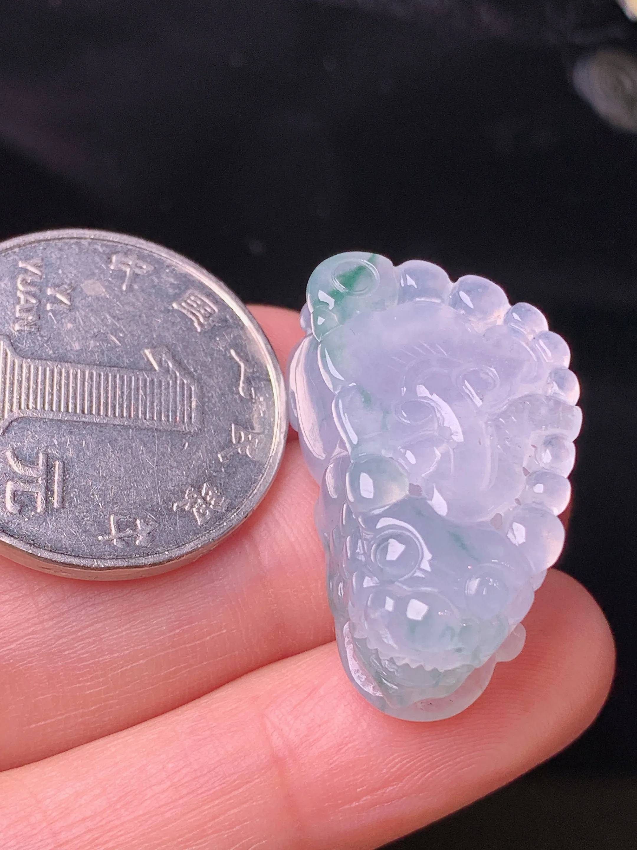 冰种飘绿貔貅吊坠 玉质细腻 色泽清新艳丽 整体尺寸29.5*16.5*11.3