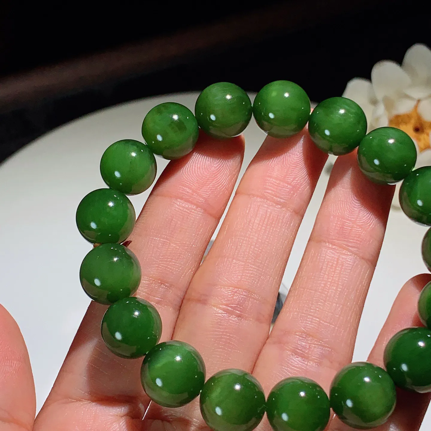 和田玉菠菜绿猫眼俄罗斯碧玉手串。单颗尺寸12！玉质细腻油润。手推出油。佩戴高端典雅。lt251203