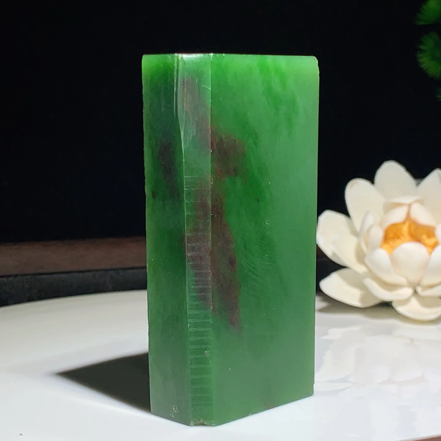 和田玉七号矿红皮料阳绿俄罗斯碧玉原石。尺寸73/42/15重133.7克。玉质细腻油润。手推出油。佩戴高端典雅。lt251203