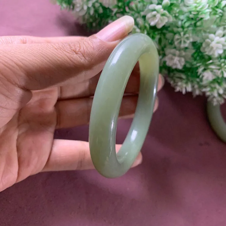 和田玉56圈口且末蓝手镯，玉质细腻油润 底色纯净 无裂无杂 脂粉好，品质好