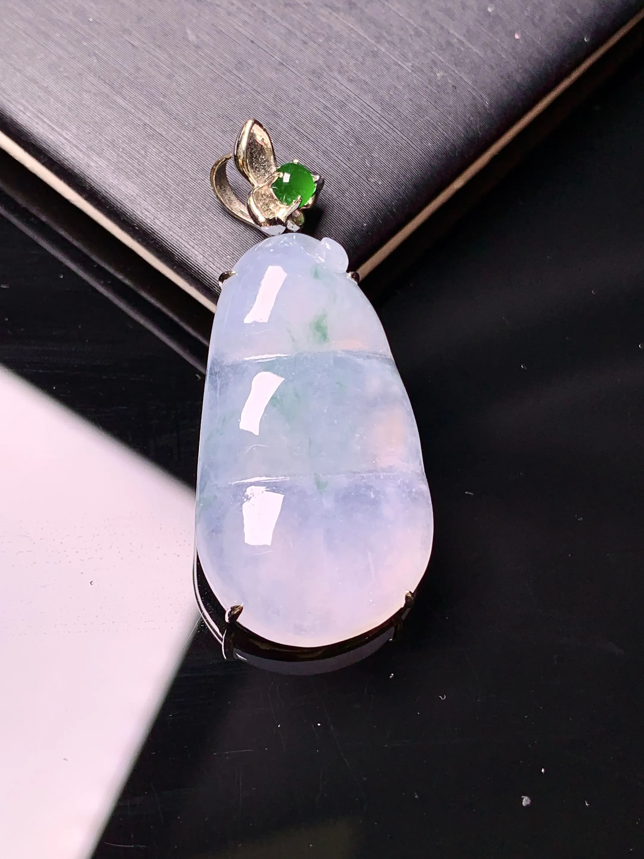 18k金镶嵌冰种四季豆吊坠 玉质细腻 色泽清新艳丽 整体尺寸37.3*16.6*6