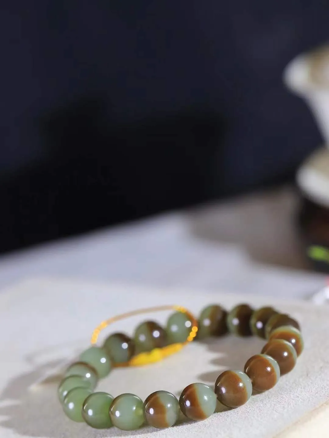 【珠圆玉润.手串】

精品️和田玉糖白玉珠圆玉润手串 玉质温润细腻  整串打磨圆润，佩戴舒适。珠珠