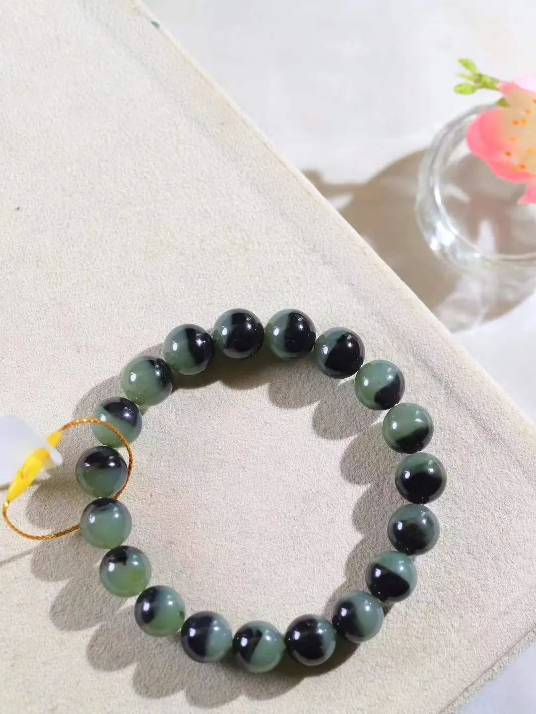 【珠圆玉润.手串】

精品️和田玉珠圆玉润手串 玉质温润细腻  整串打磨圆润，佩戴舒适。珠珠落玉盘，间关莺语花底滑，一生美好时光，无论身在何处，都有它相伴相守。事事顺遂，幸福美满，吉祥如意。重29.6克 尺寸取一10mm  FDA-22120333