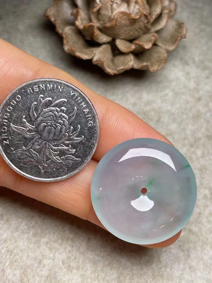 冰种飘绿【平安扣】吊坠，种水好，玉质细腻 ，卖相好