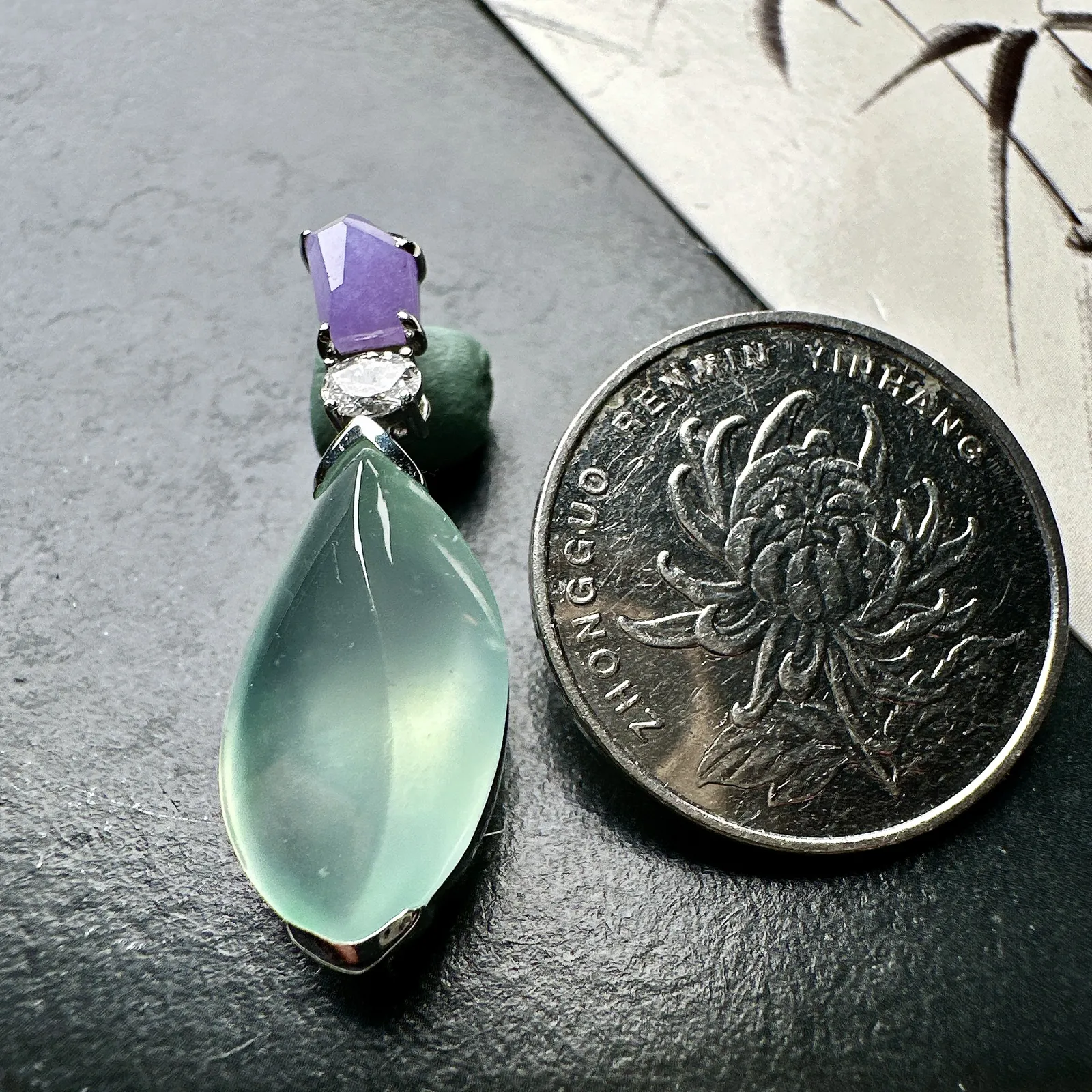 【冰种晴绿随形吊坠】质地非常细腻干净，冰润十足，种老冰透，收藏品质。18k金钻镶嵌，裸石尺寸21.5*5.6毫米