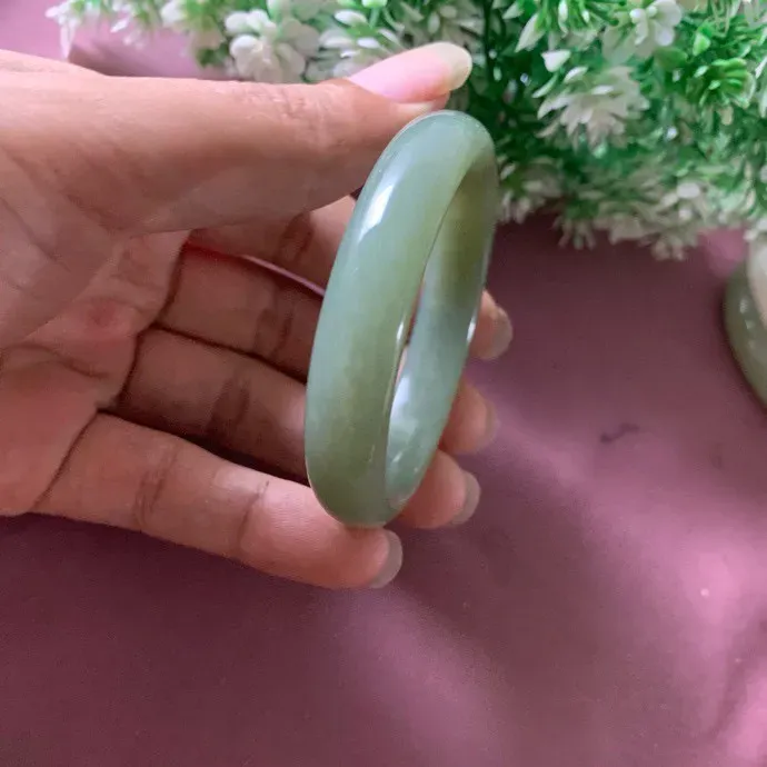 和田玉51圈口且末蓝手镯，玉质特细腻油润，高脂粉，品相超赞，️萦绕腕间时，古韵不失时尚，素雅不失品