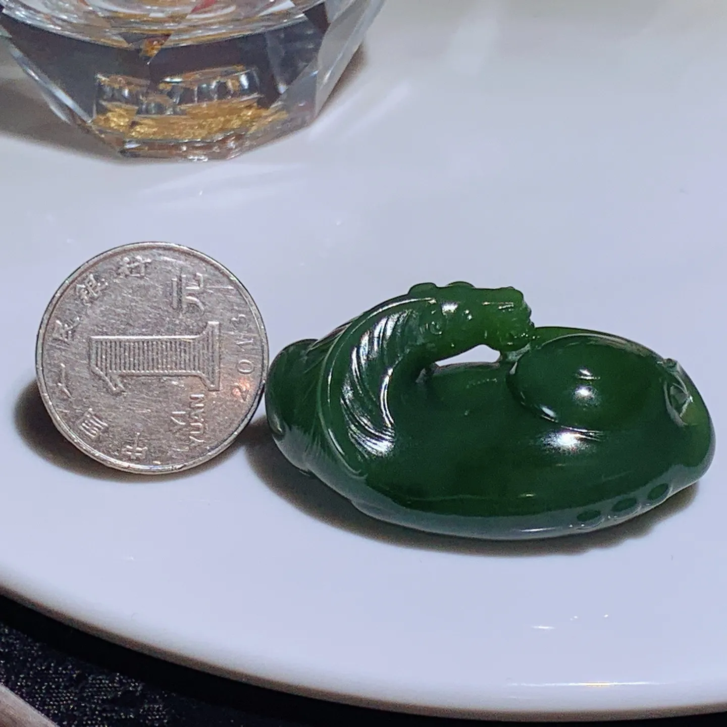 和田玉菠菜绿俄罗斯碧玉马到成功唐马挂件。尺寸48/25/19重33克。玉质细腻油润。手推出油。佩戴高端典雅。lt251203