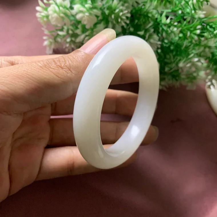 糯白色，和田玉56.3圈口羊脂白手镯，玉质特细腻油润，高脂粉，品相超赞，萦绕腕间时，古韵不失时尚，素雅不失品味，细腻光滑的触感，使人沉醉，气质高