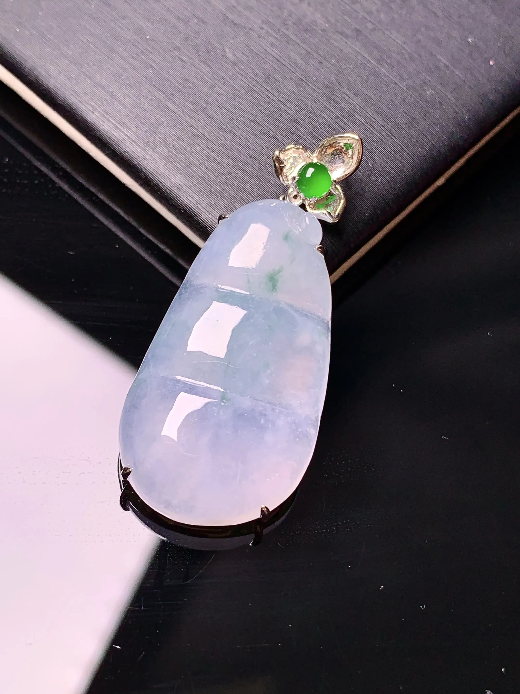 18k金镶嵌冰种四季豆吊坠 玉质细腻 色泽清新艳丽 整体尺寸37.3*16.6*6