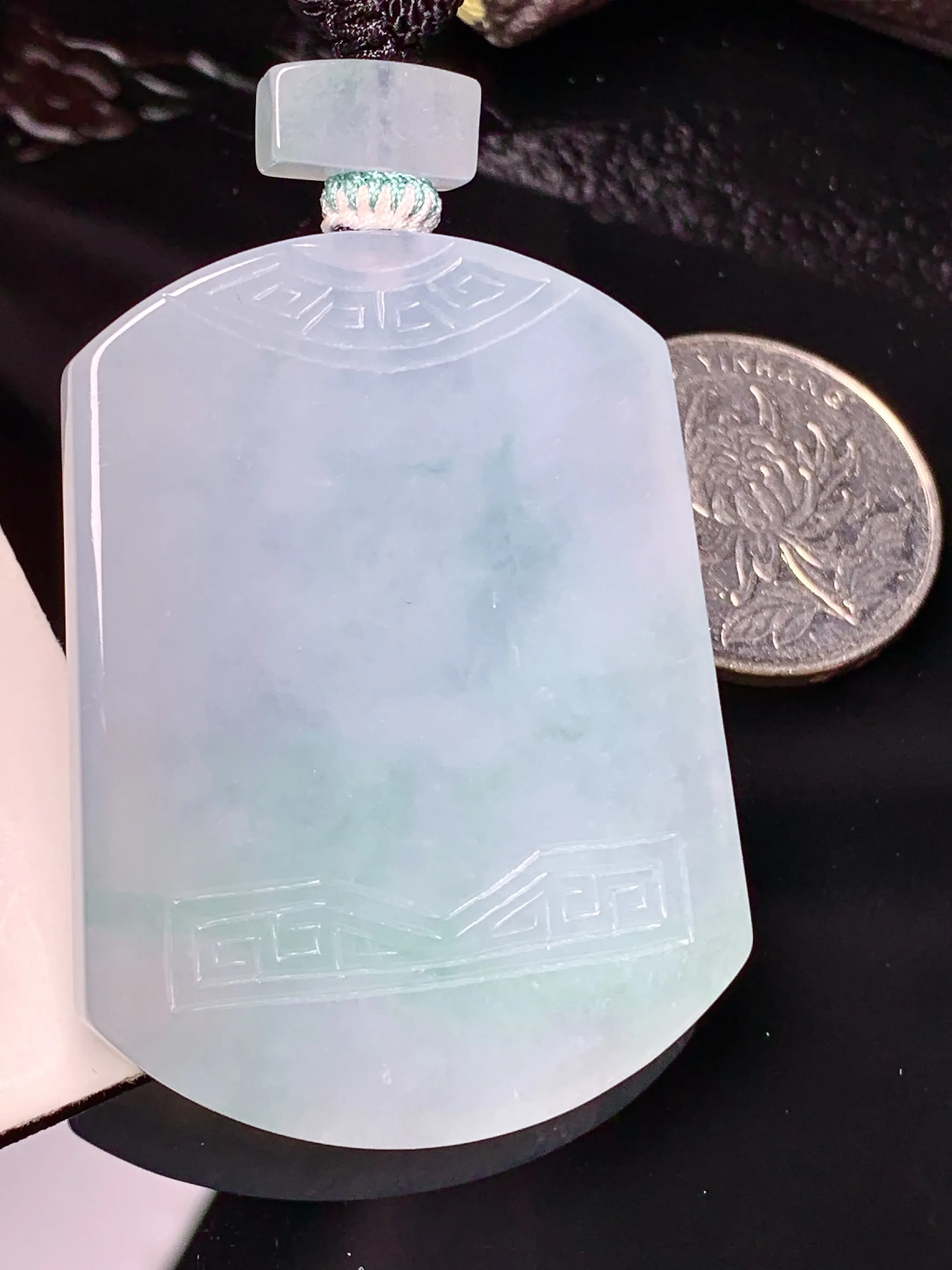 飘绿无事牌吊坠 玉质细腻 色泽清新艳丽 整体尺寸48.5*36.8*5.5