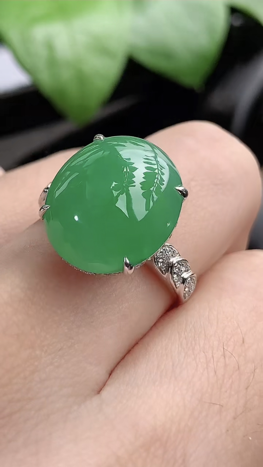 a货翡翠老坑冰种18K金伴钻镶嵌阳绿蛋面戒指 圈口17.7裸石尺寸15.2×13mm 重量6.33g 1204