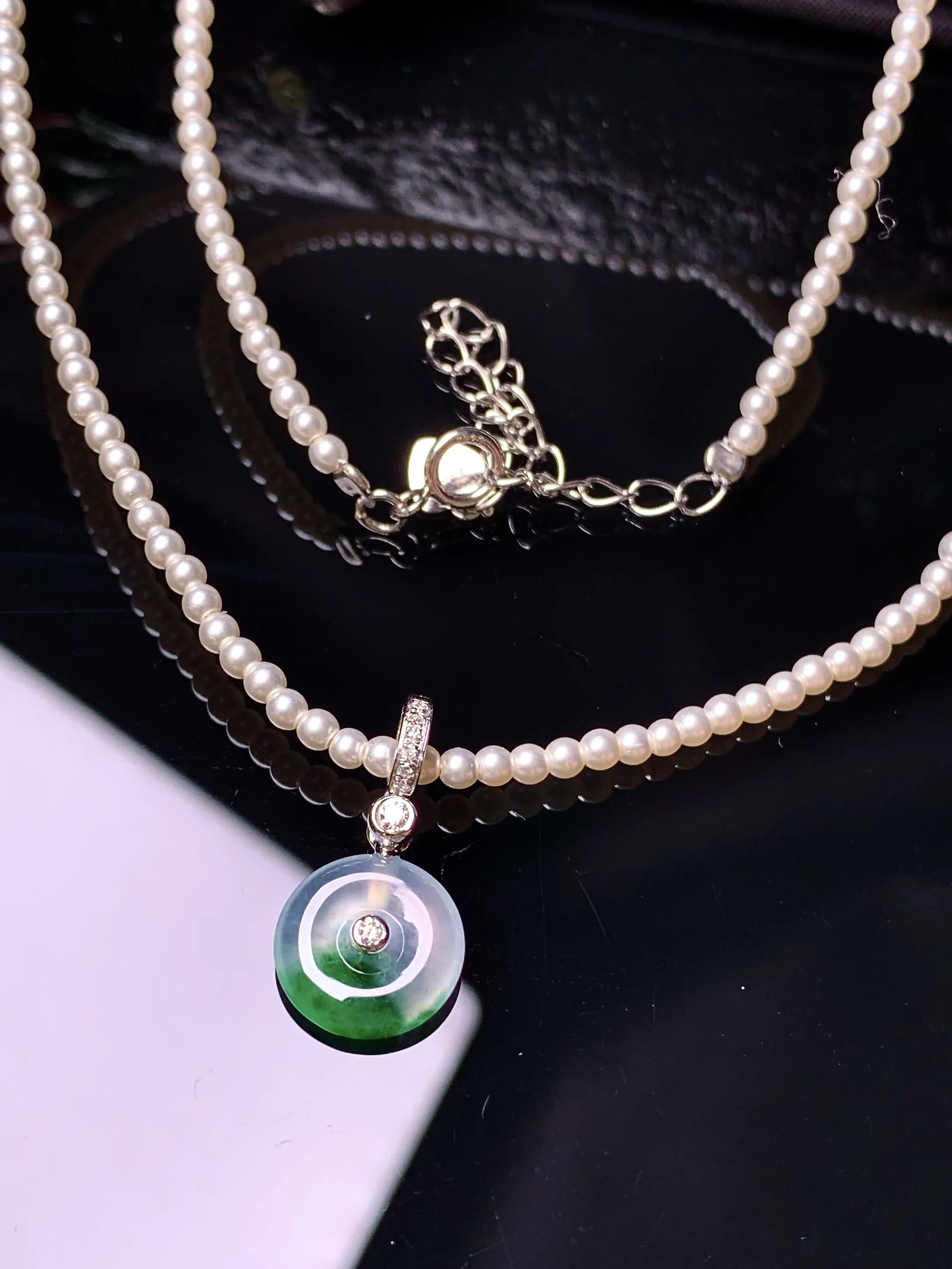 18k金钻镶嵌飘绿平安扣吊坠 玉质细腻 色泽清新艳丽 裸石尺寸9.7*3