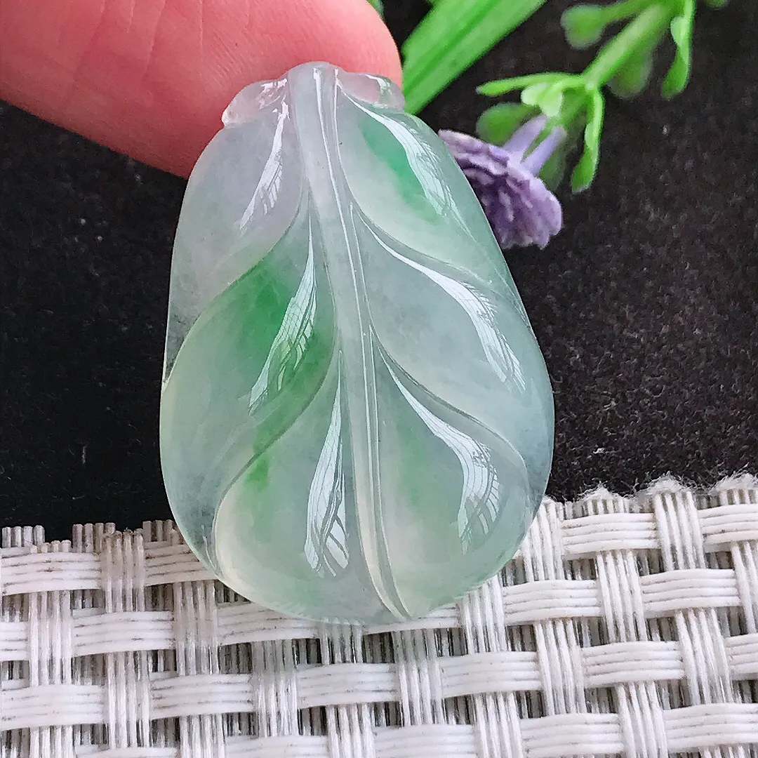 天然A货翡翠32.8/23/6.5老坑冰种飘阳绿叶子吊坠翡翠玉挂件