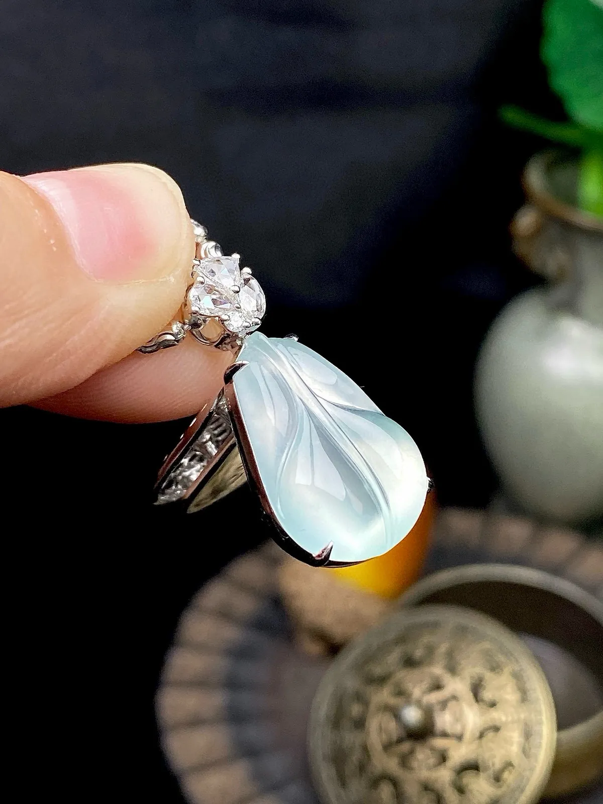 【冰种叶子】金枝玉叶，质地细腻，冰润透亮，光泽出众，18k金钻镶嵌，裸石尺寸18*13*3.8毫米