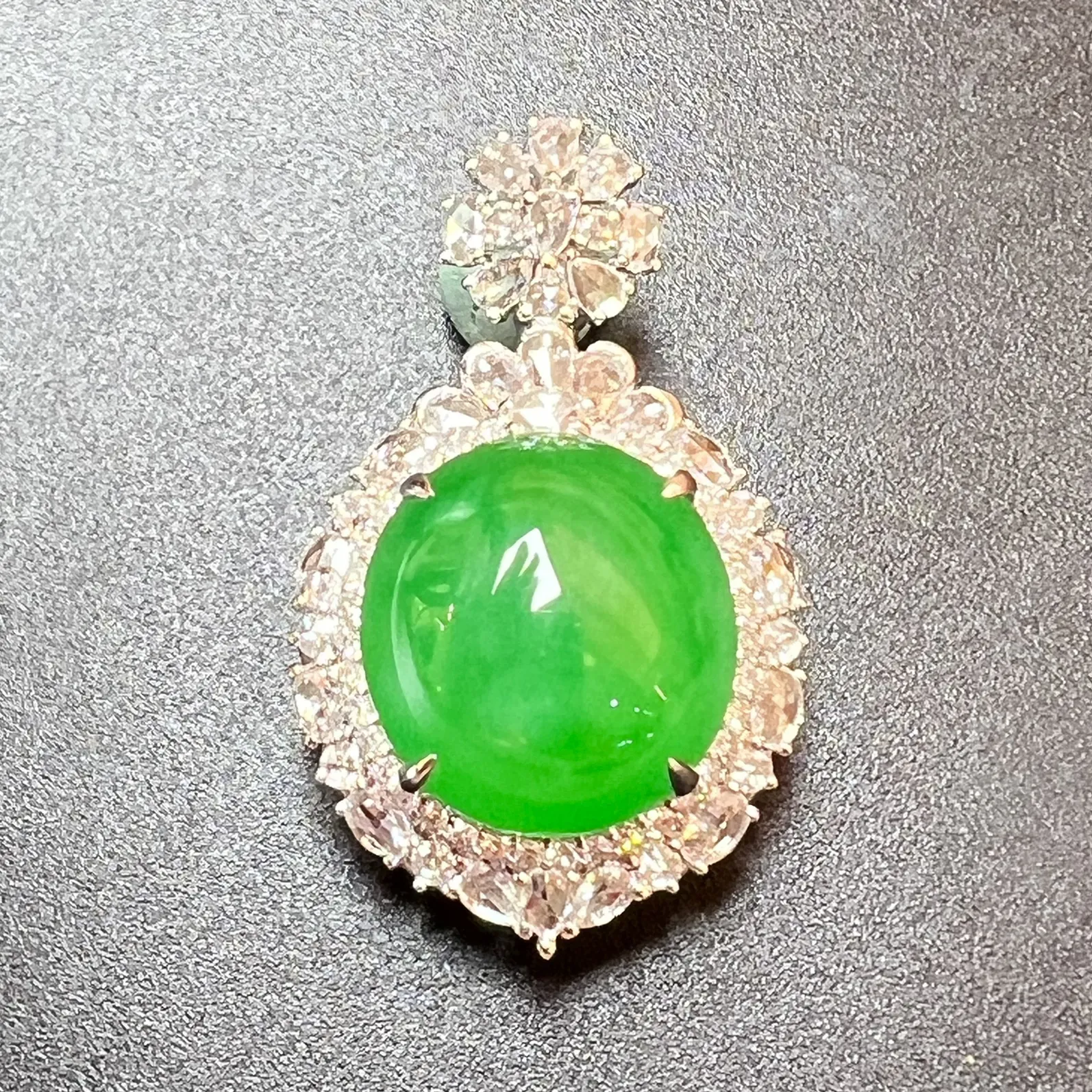 满绿蛋坠种色俱佳，饱满，整体尺寸31*18.8*14.3 裸石尺寸14.1*13.1*6.5