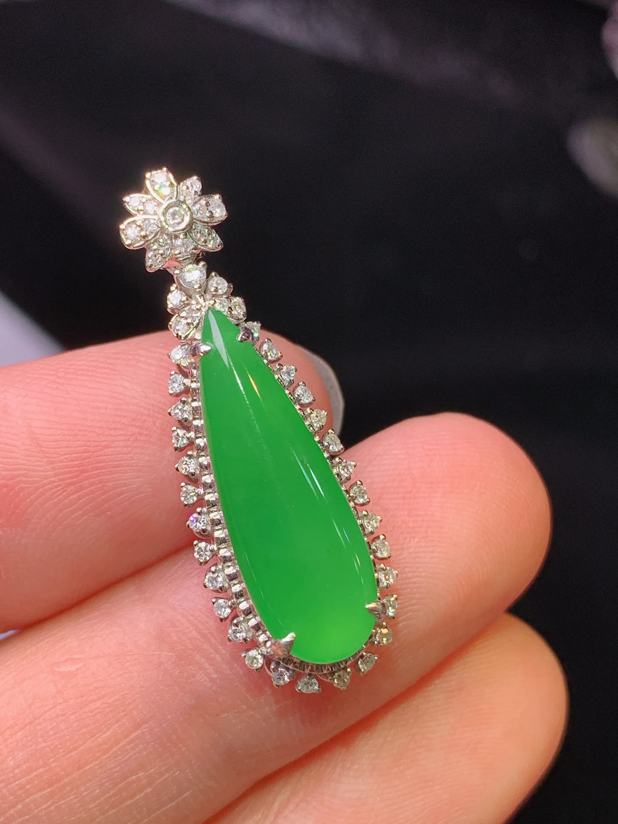 18k金钻镶嵌满绿水滴吊坠 玉质细腻 色泽清新艳丽 整体尺寸29.8*10.3*7.2