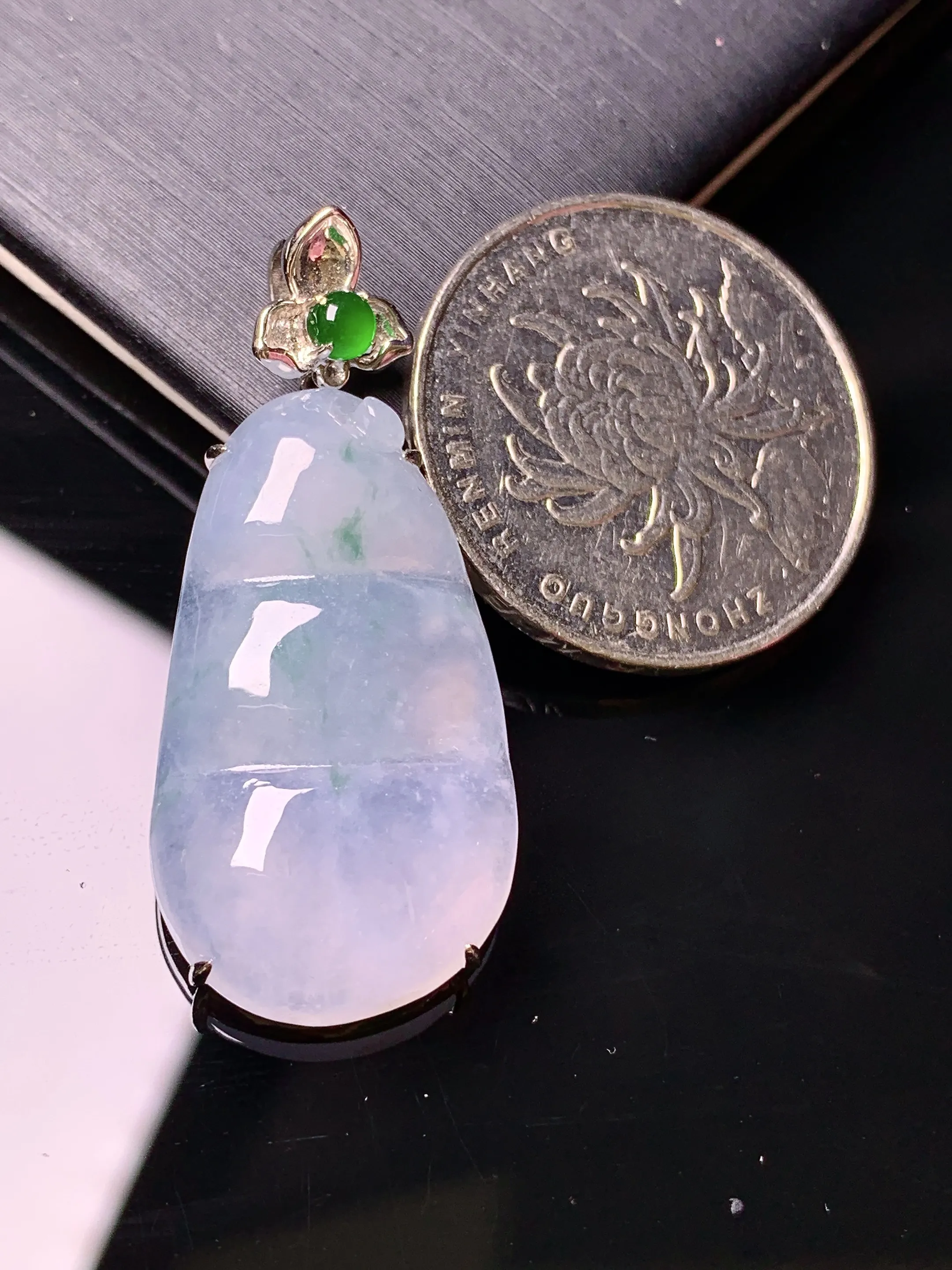 18k金镶嵌冰种四季豆吊坠 玉质细腻 色泽清新艳丽 整体尺寸37.3*16.6*6