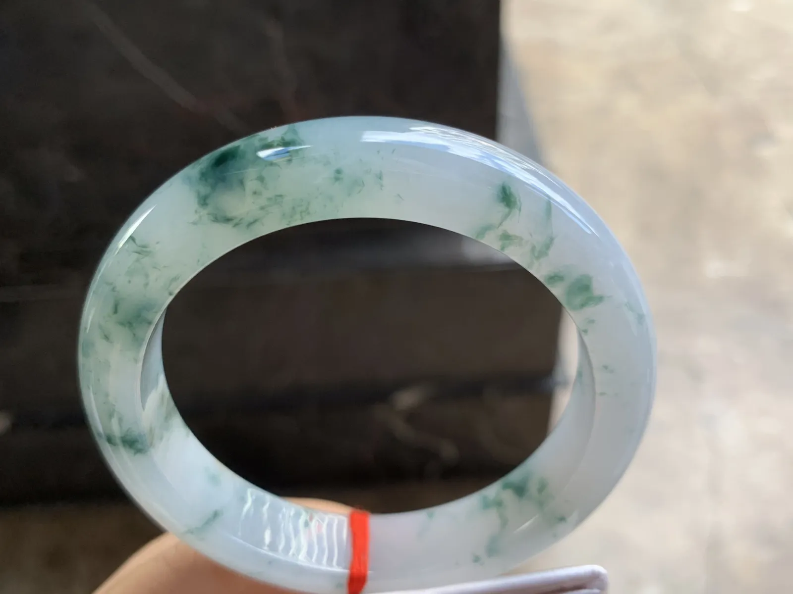 60-13.4-9.4mm
飘花大圈口手镯 底子细腻 花色灵动