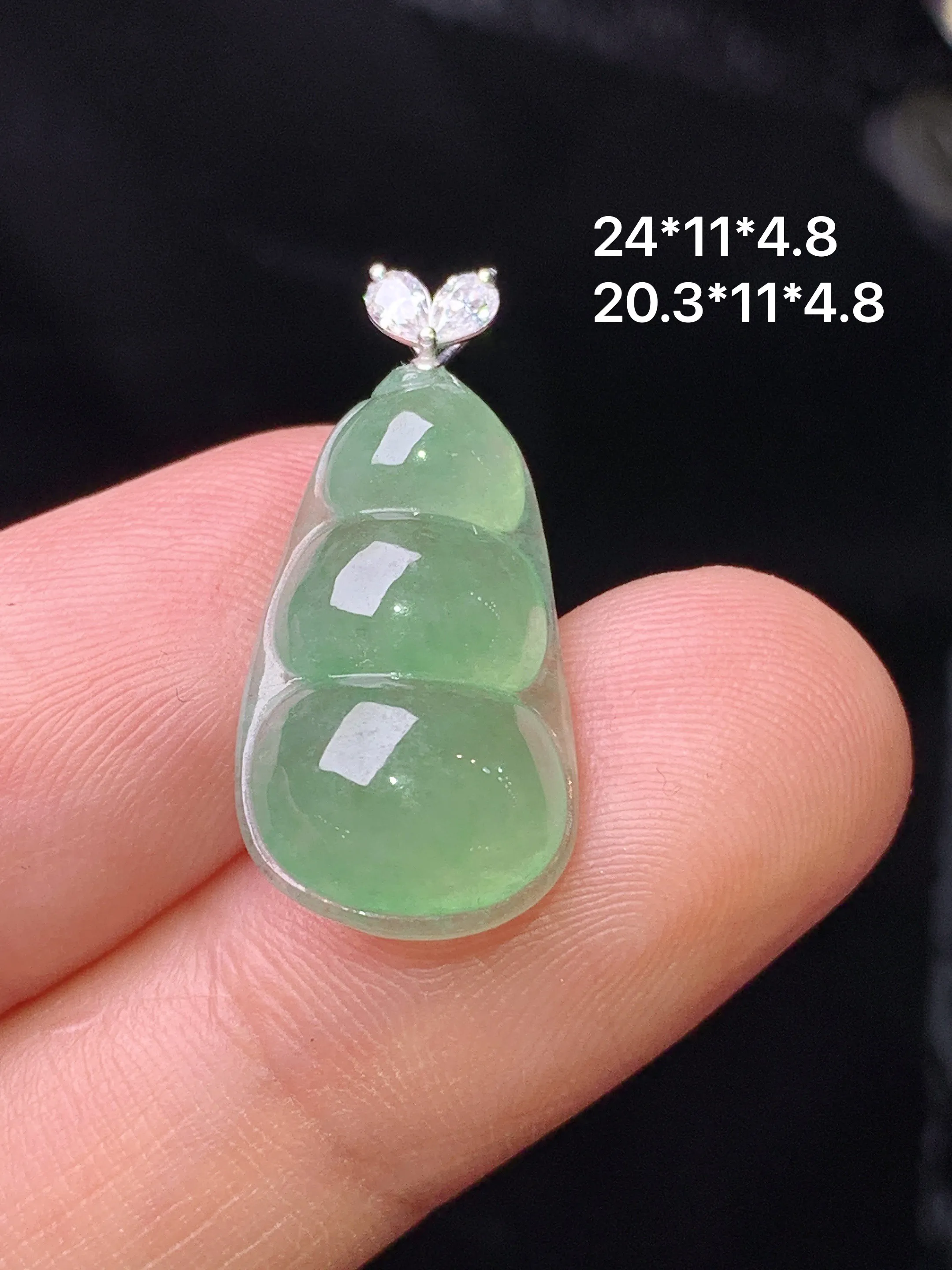 18k金钻镶嵌冰种晴绿四季豆吊坠 玉质细腻 色泽清新艳丽 整体尺寸24*11*4.8