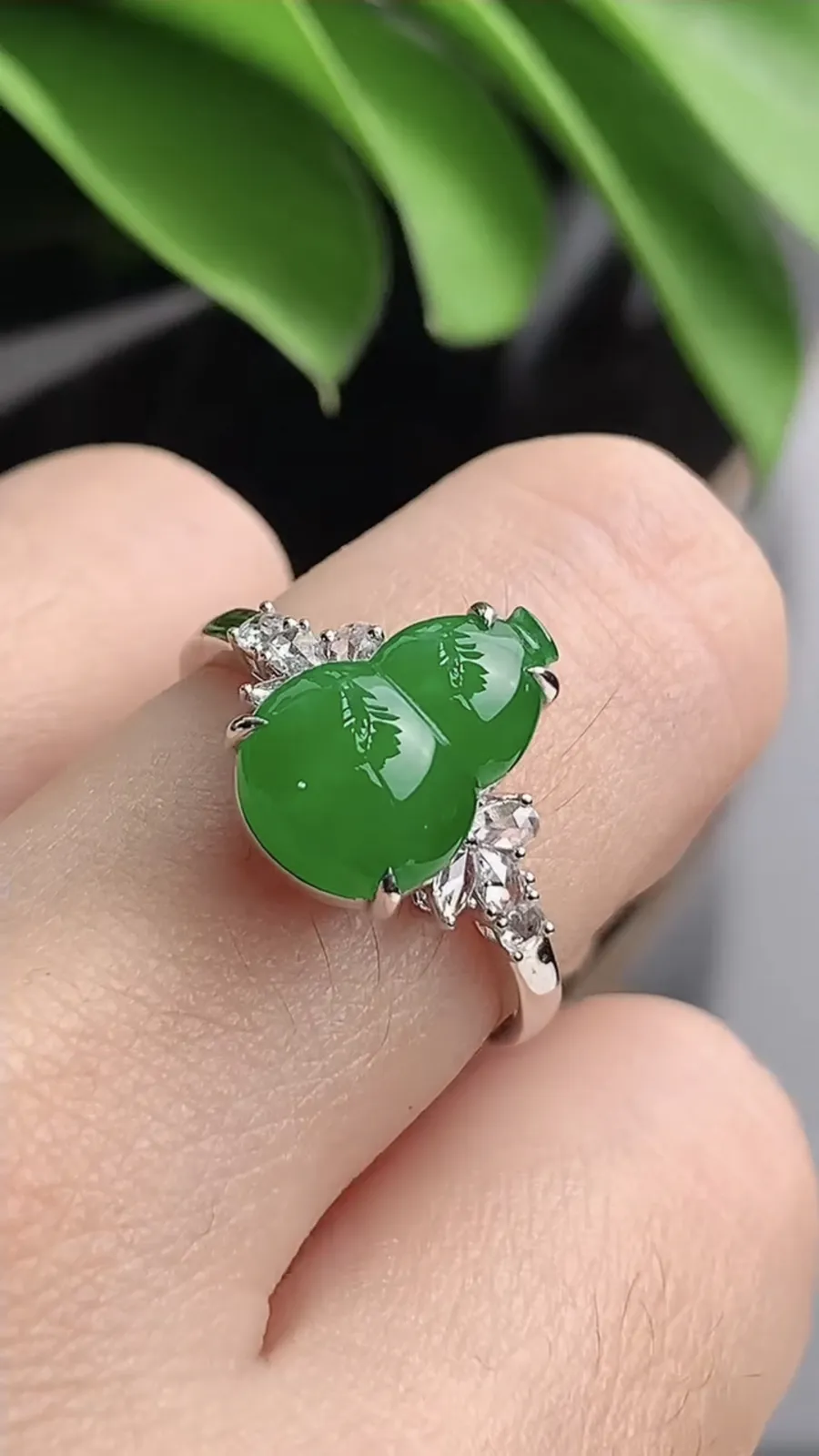 a货翡翠老坑冰种18K金伴钻镶嵌阳绿葫芦戒指 圈口17.6裸石尺寸12×8.2mm 重量3.34g 1203