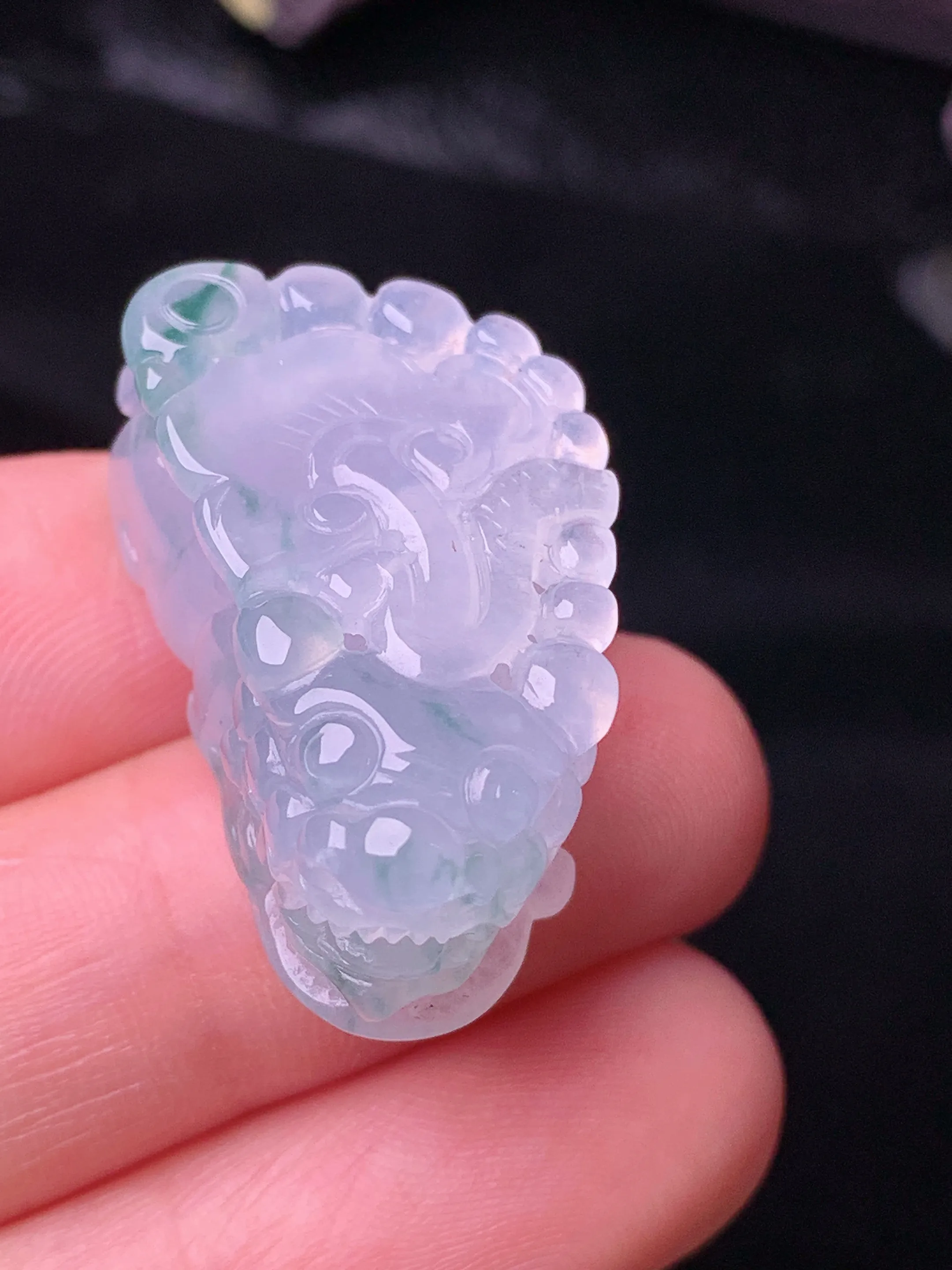 冰种飘绿貔貅吊坠 玉质细腻 色泽清新艳丽 整体尺寸29.5*16.5*11.3