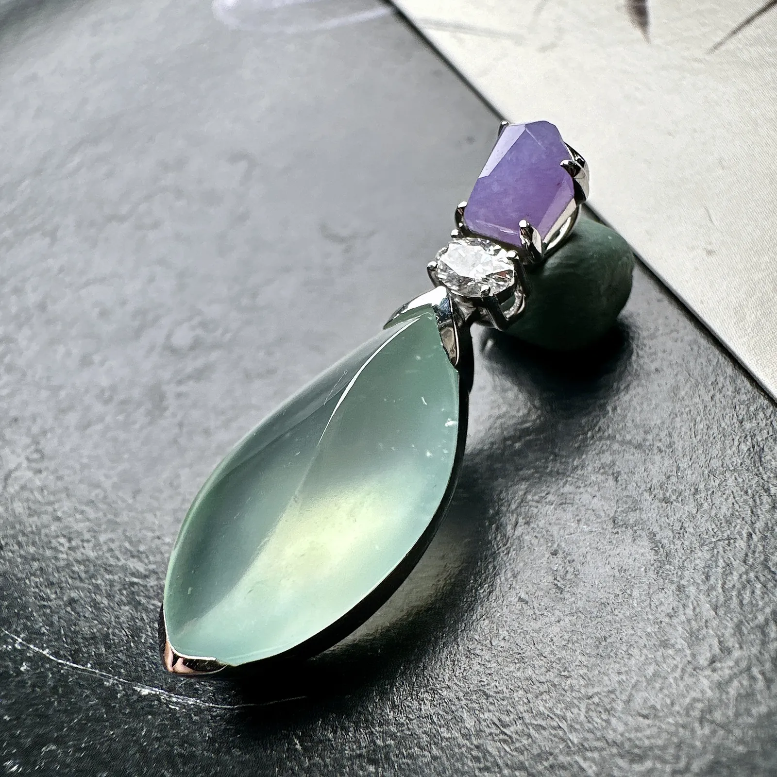 【冰种晴绿随形吊坠】质地非常细腻干净，冰润十足，种老冰透，收藏品质。18k金钻镶嵌，裸石尺寸21.5*5.6毫米