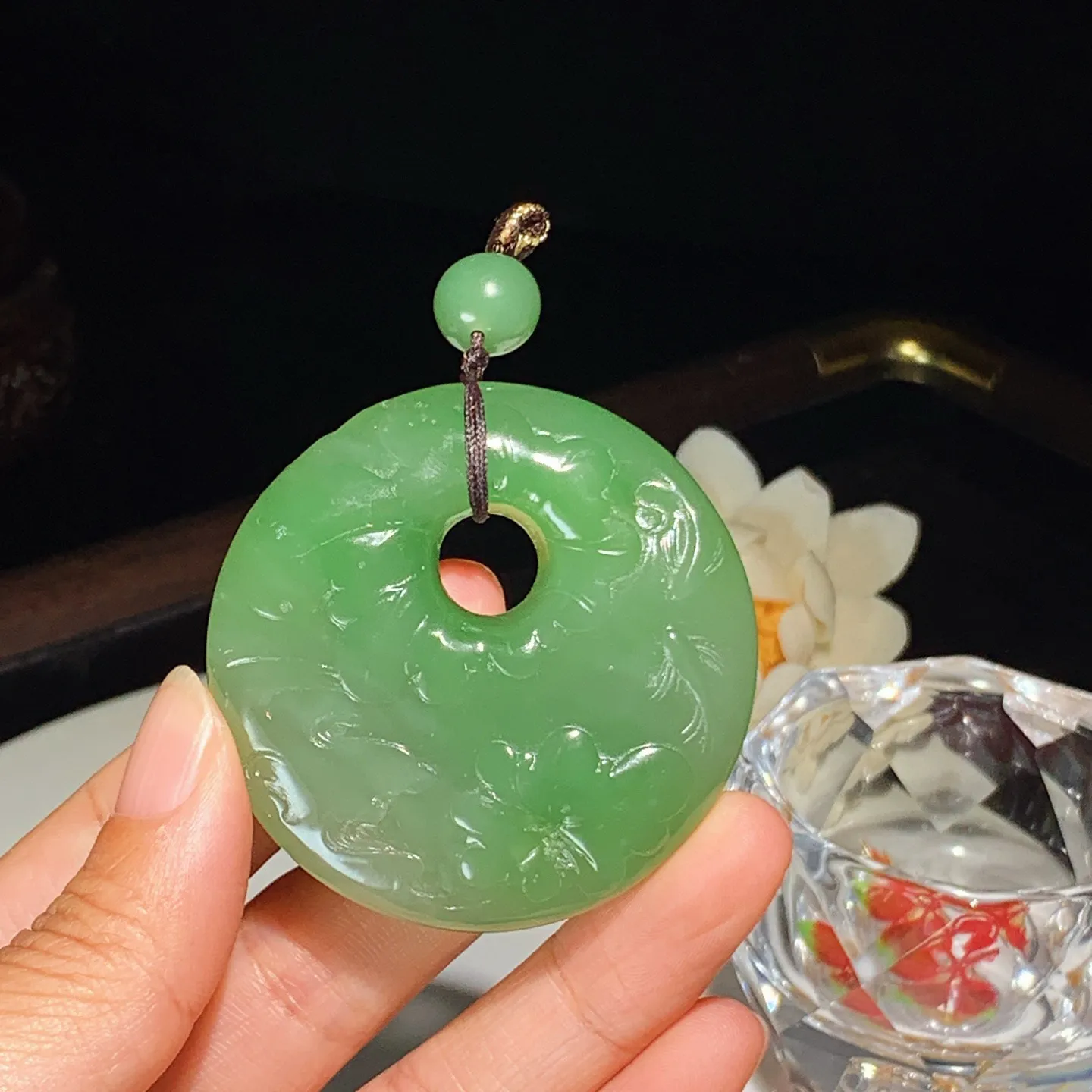 和田玉青海翠翠青连年有余圆牌挂件。尺寸53/12重62克。玉质细腻油润。手推出油。佩戴高端典雅。lt251203