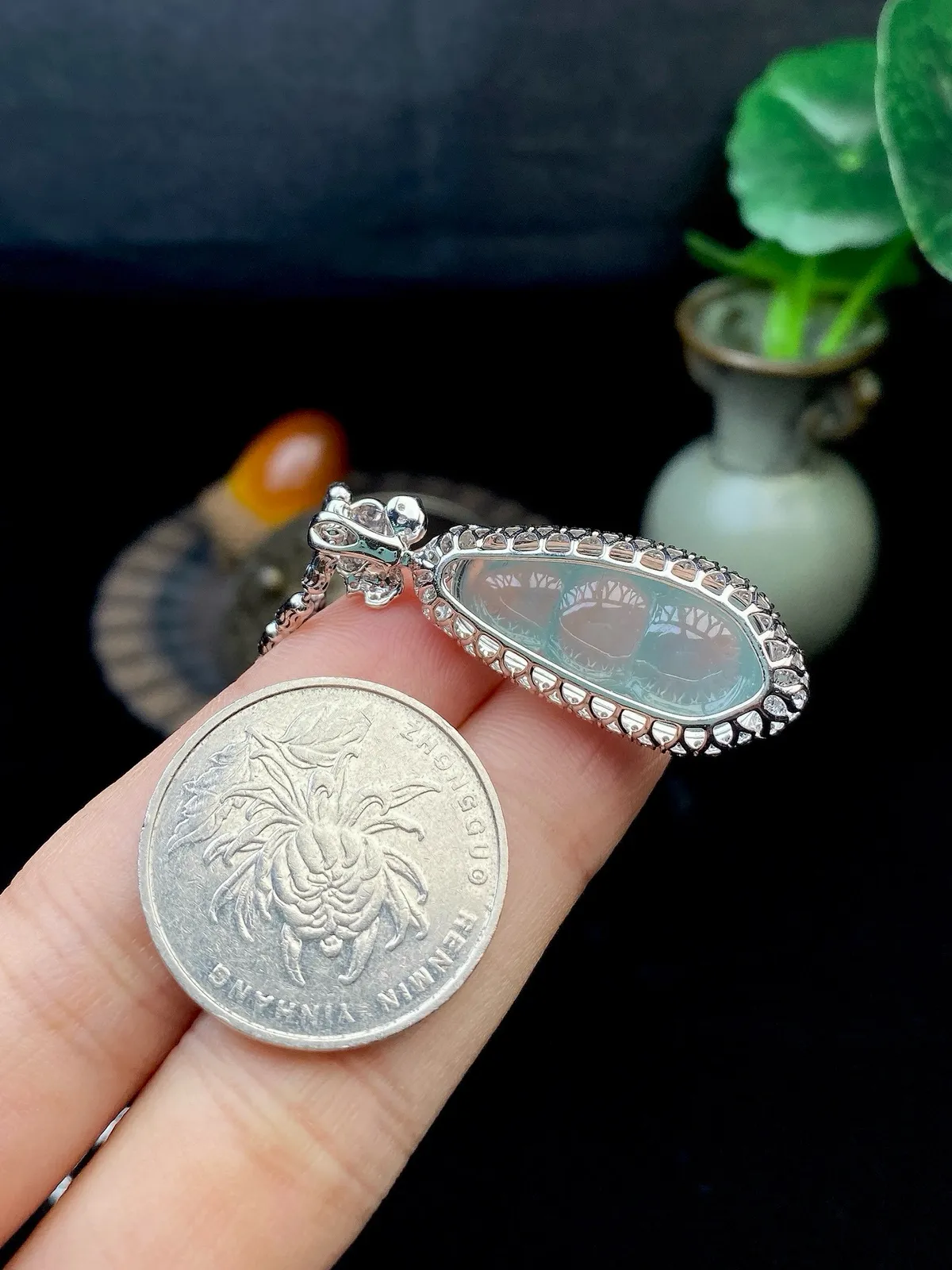 【冰种晴蓝福豆吊坠】种地上乘，冰感十足，通透起光，饱满圆润，18k金钻镶嵌，裸石尺寸24.6*11.8*5.4毫米