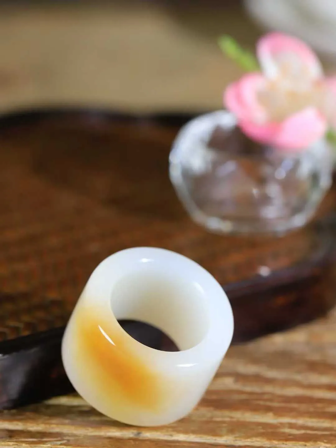 【古韵·扳指】

精品和田玉糖白玉扳指，玉质温润，油润感十足， 整器古韵生辉。优雅高贵。运筹帷幄于掌中，决胜于千里之外。重31.6克 内径圈口21.8mm 尺寸23-5.8mm   FDL-361102542