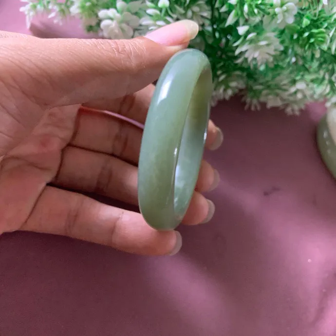 和田玉51圈口且末蓝手镯，玉质特细腻油润，高脂粉，品相超赞，️萦绕腕间时，古韵不失时尚，素雅不失品味，细腻光滑的触感，使人沉醉，气质高