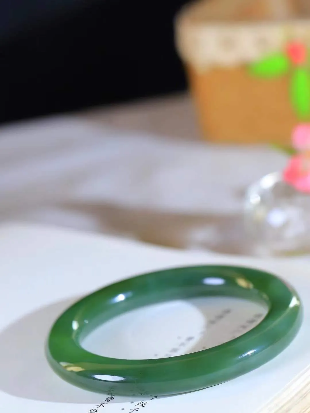 【悠悠芳华.镯】

精品和田玉碧玉手镯 玉质温润 青葱岁月，尽收腕中，婉转流畅，凝岁月悠长。盈一