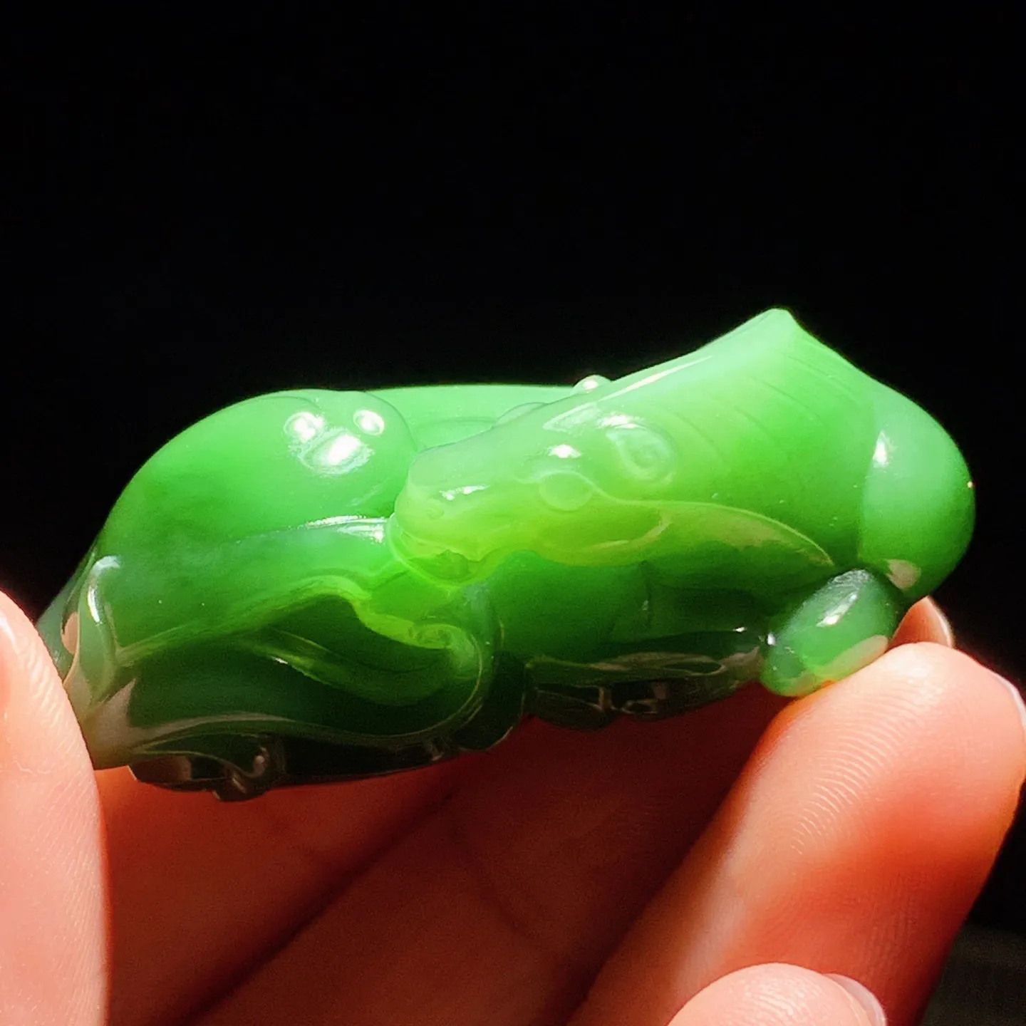 和田玉菠菜绿俄罗斯碧玉马到成功唐马挂件。尺寸48/25/19重33克。玉质细腻油润。手推出油。佩戴高端典雅。lt251203