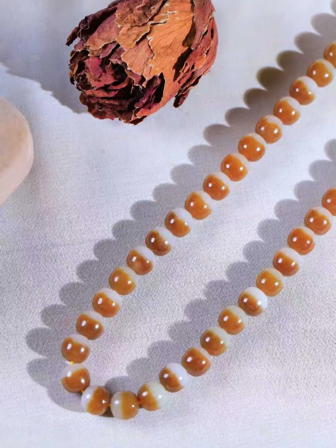 （老型珠.项链）

精品和田玉糖白玉老型珠项链 玉质温润细腻 佩戴舒适。间关莺语花底滑，一生美好时光，无论身在何处，都有它相伴相守。事事顺遂，幸福美满，吉祥如意。重47.3克   尺寸取一7.6-8mm   FDA-771102531