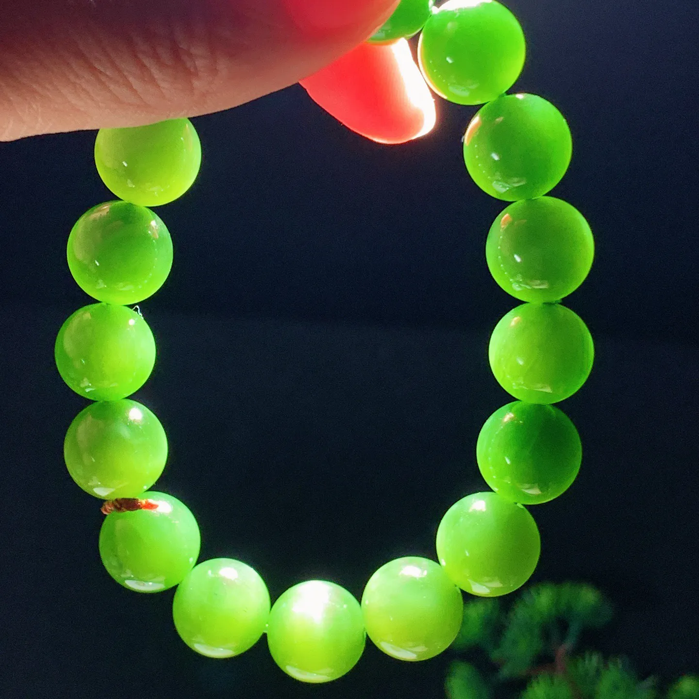 和田玉菠菜绿猫眼俄罗斯碧玉手串。单颗尺寸12！玉质细腻油润。手推出油。佩戴高端典雅。lt251203