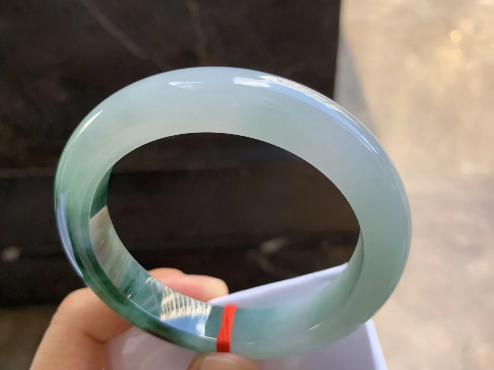 58.5-12.6-9.7mm
飘花手镯 底子细腻 花色浓郁