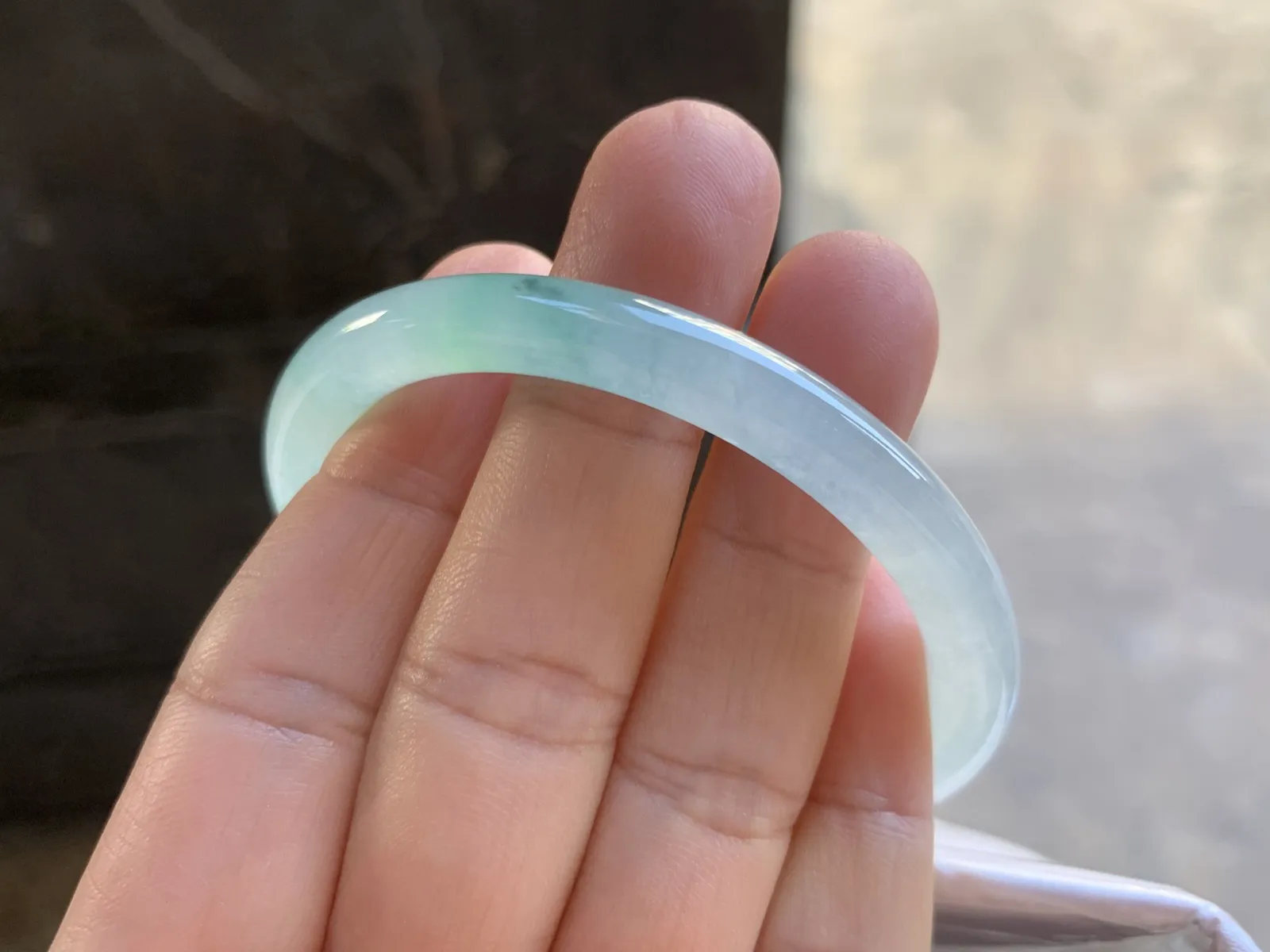 51-6.8mm
冰种飘绿圆条手镯 水润冰透 小清新