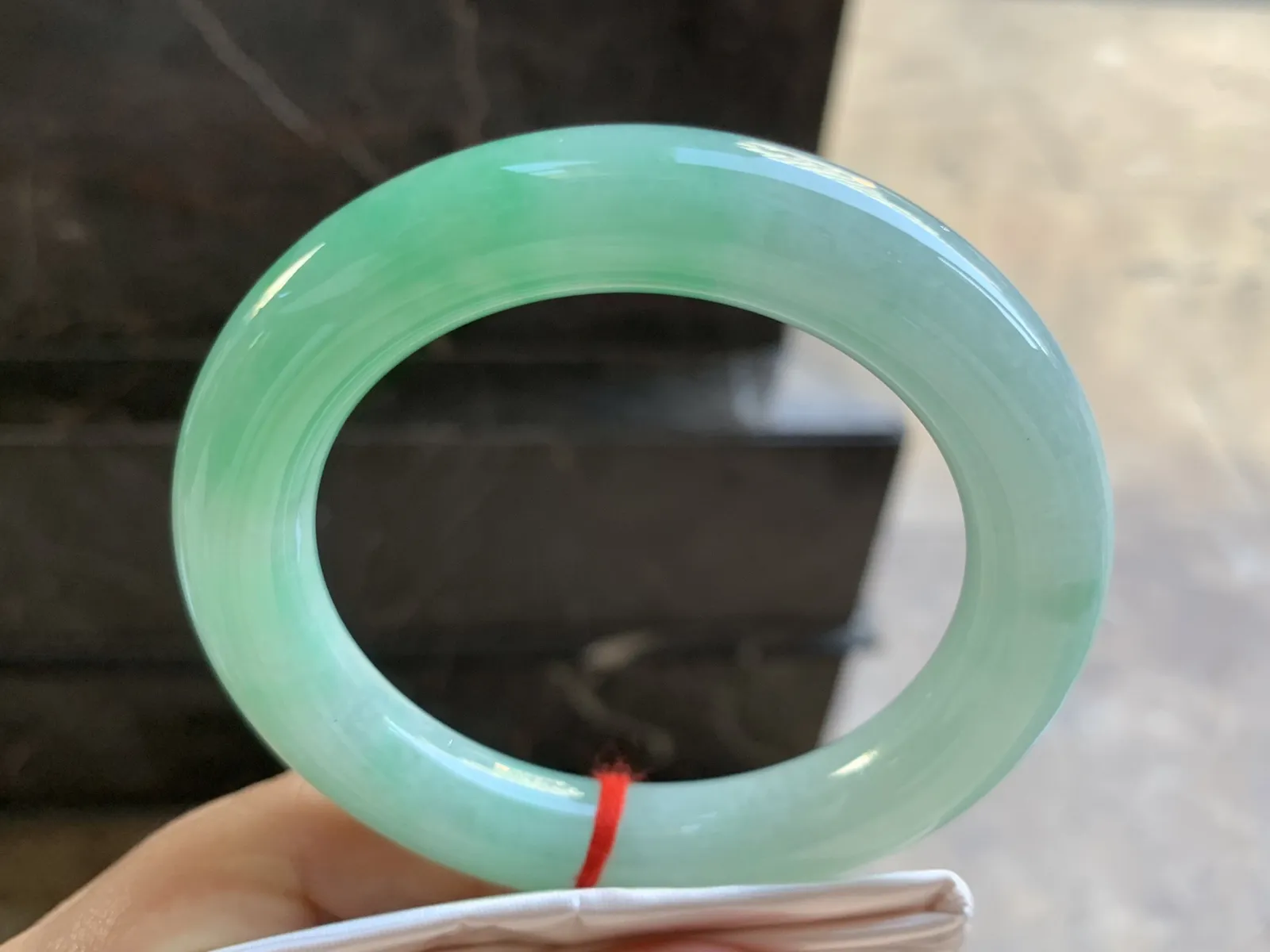 56.5-11.2mm
带色圆条手镯 底子细腻 颜色漂亮