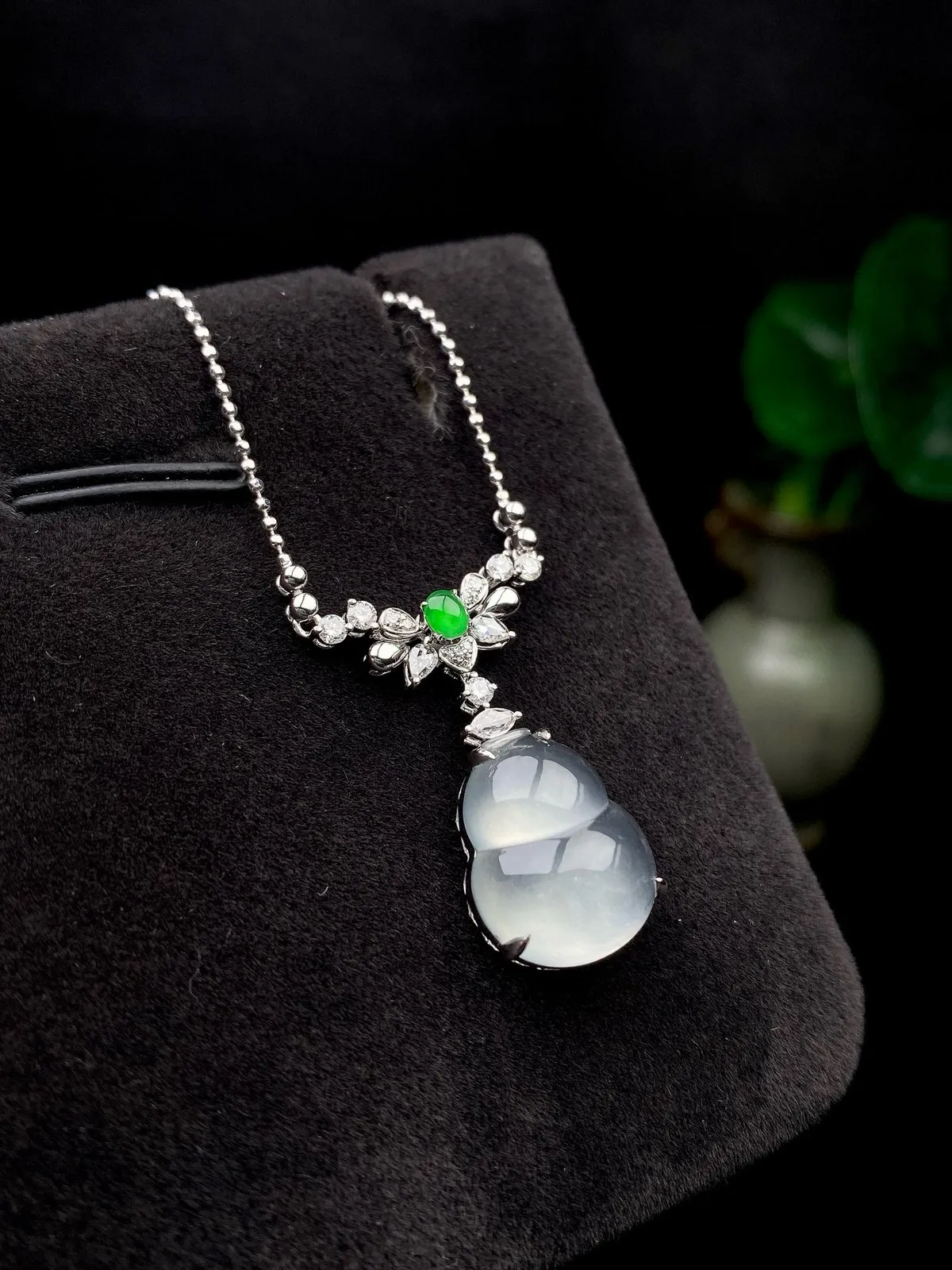 【冰种葫芦吊坠】质地细腻清爽，荧光感强烈，起刚光强烈，18K金钻镶嵌，裸石尺寸13.5*11.2*5