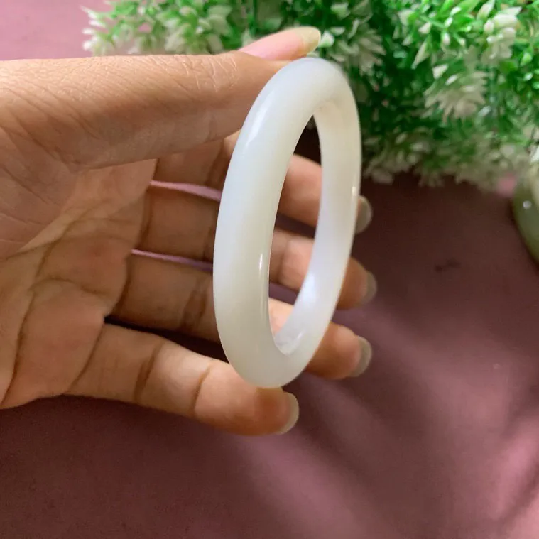 和田玉55圈口羊脂白玉手镯，玉质特细腻油润，白度一级，高脂粉，品相超赞，️萦绕腕间时，古韵不失时尚，素雅不失品味，细腻光滑的触感，使人沉醉，气质高
