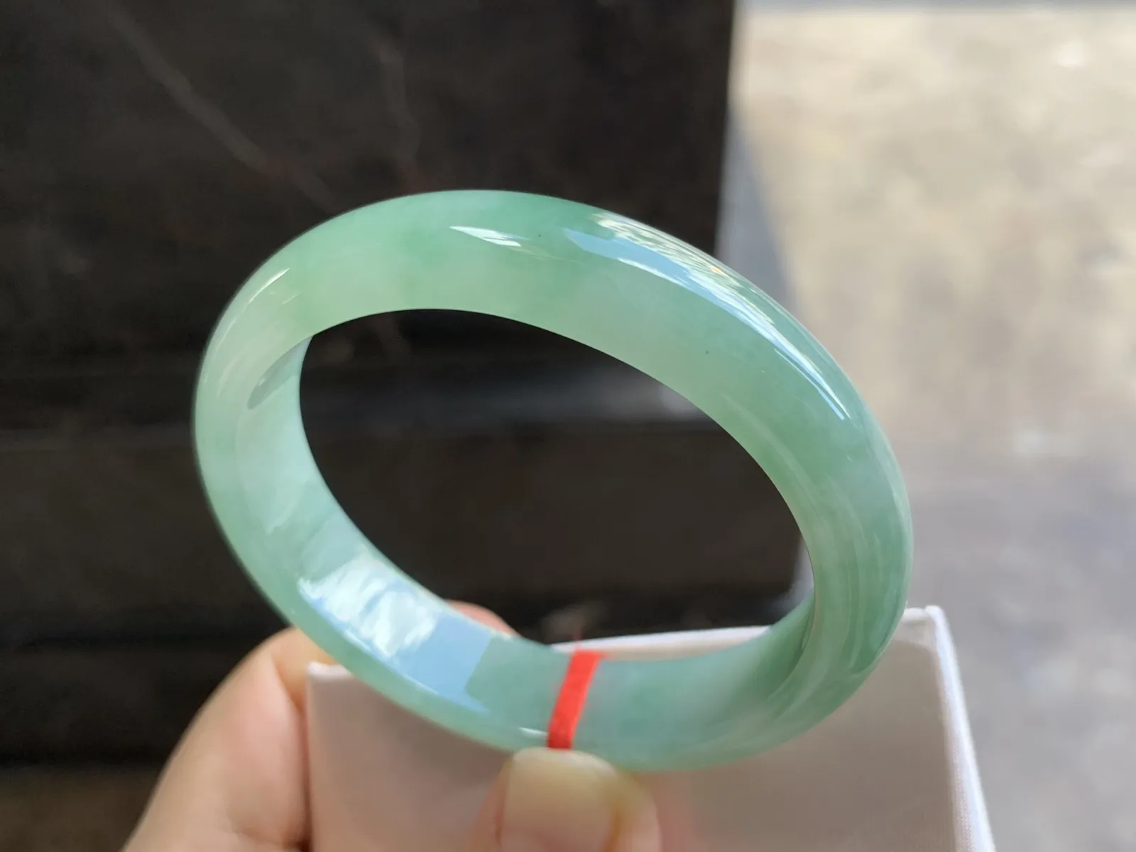 55-12.3-7mm
芙蓉花贵妃手镯 底子细腻 水润 正圈53可带