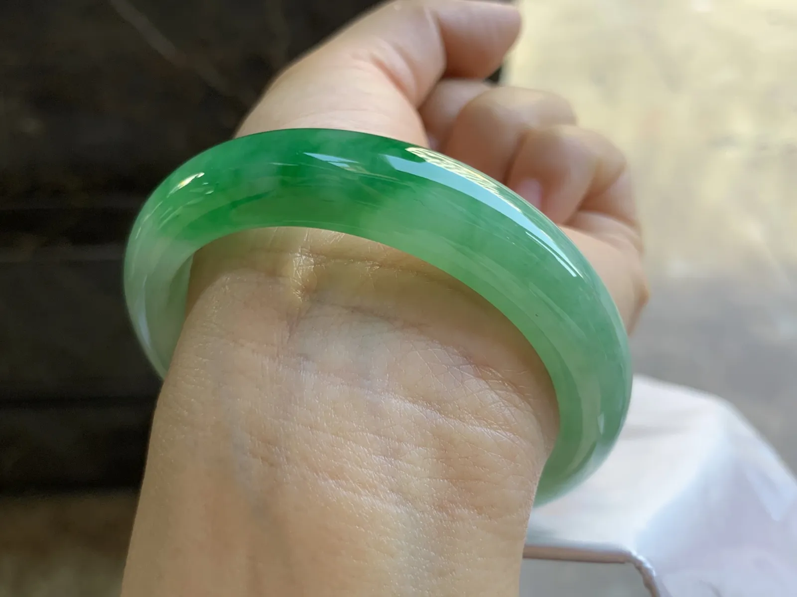 56-12.6-8.2mm
带色手镯 底子细腻 颜色辣绿