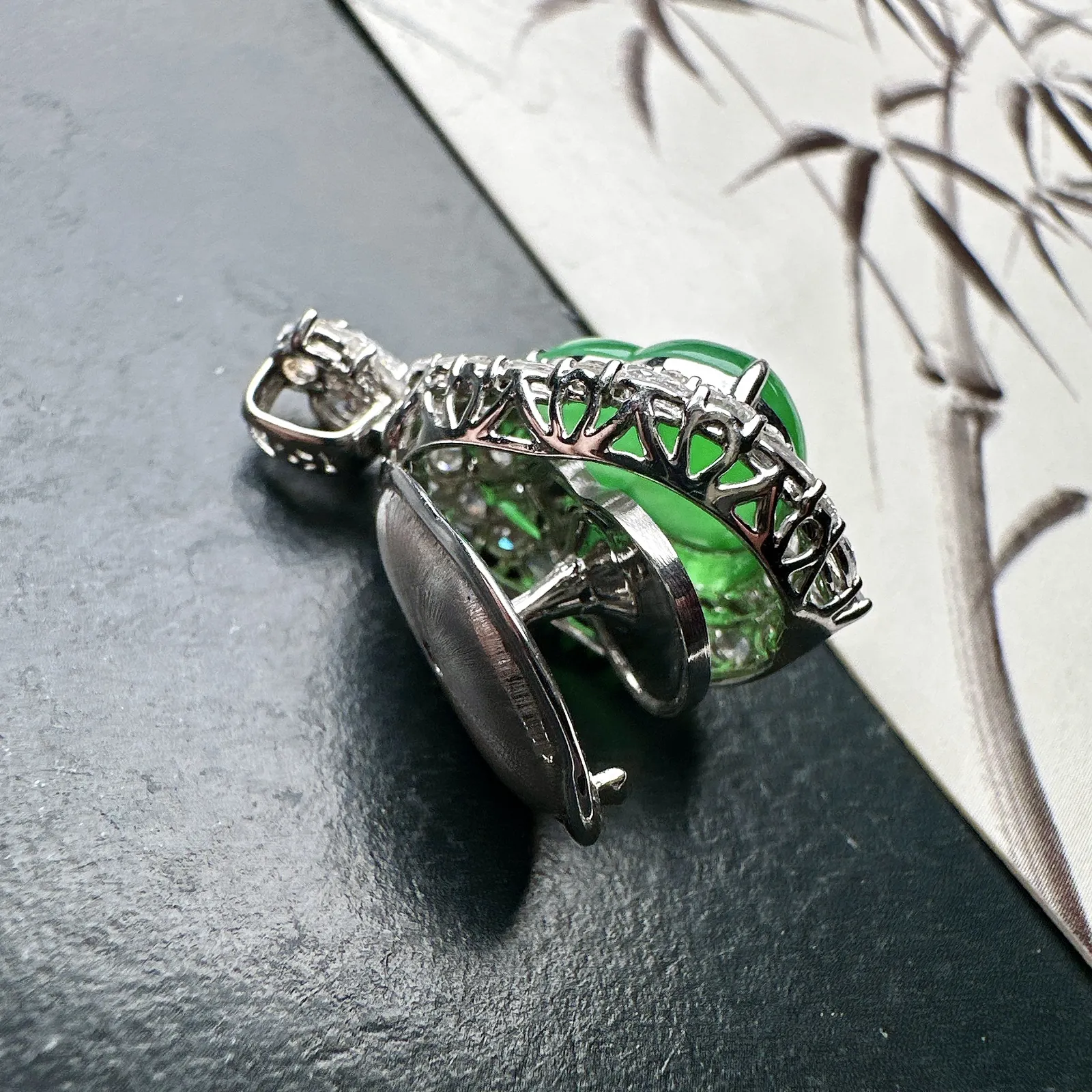 【冰种满绿葫芦吊坠】种水色俱全，冰透闪亮，通透感饱满度很好，18k金钻豪华镶嵌，裸石尺寸13.5*11.9*4.5毫米