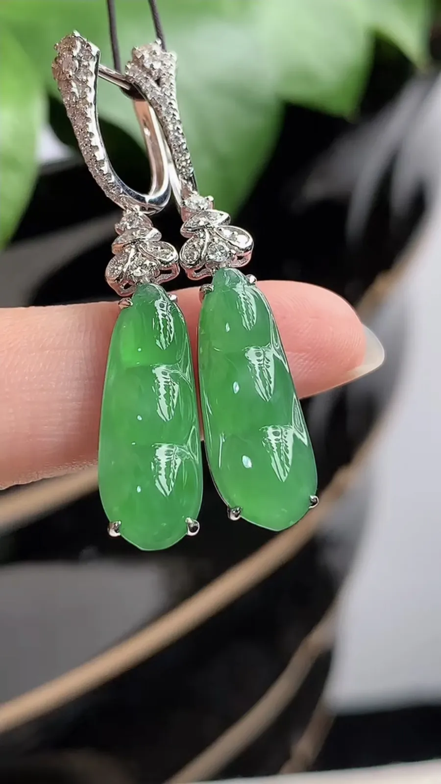 a货翡翠老坑冰种18K金伴钻镶嵌满绿四季豆福豆平安豆耳坠 尺寸18.5×7×4.4mm 重量4.70