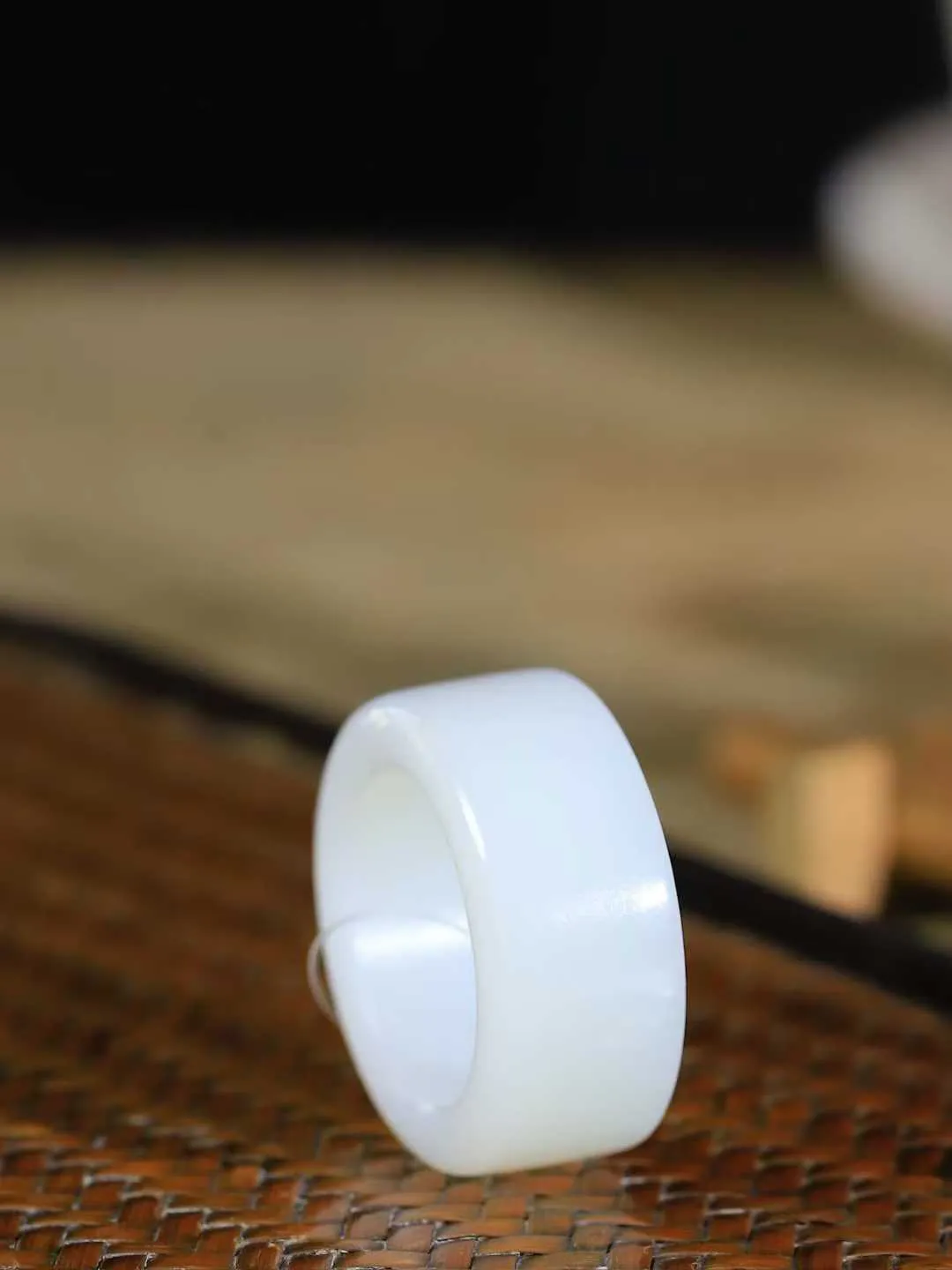 【古韵·扳指】

精品和田玉白玉扳指，玉质温润，油润感十足， 整器古韵生辉。优雅高贵。运筹帷幄于掌中，决胜于千里之外。
重19克 内径圈口21.8-mm  尺寸14-5.7mm  FDT-591102529