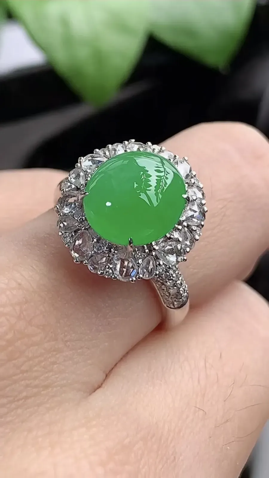 a货翡翠老坑冰种18K金伴钻镶嵌阳绿蛋面戒指 圈口17.3裸石尺寸10.2×9mm 重量5.05g 1204