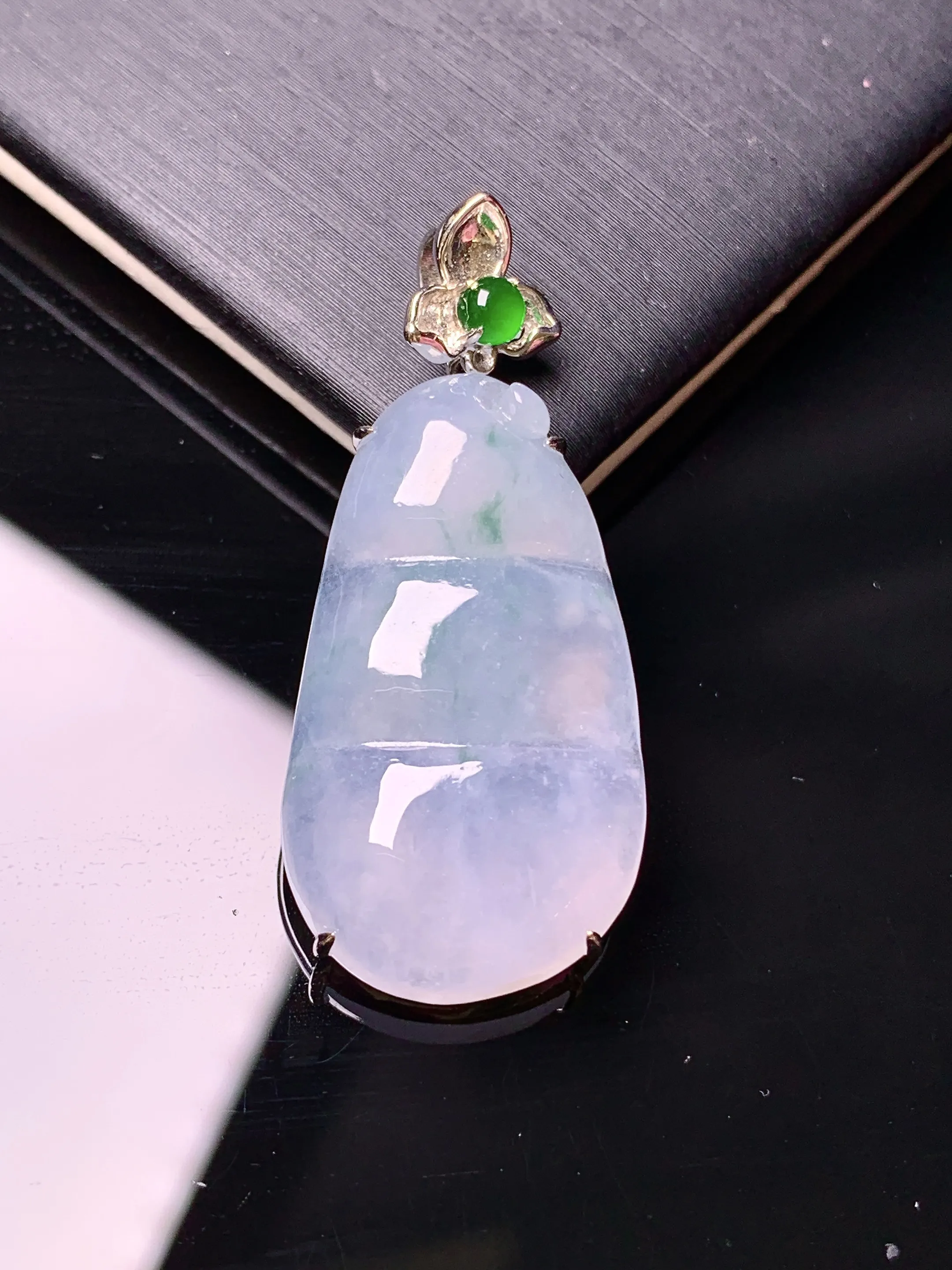 18k金镶嵌冰种四季豆吊坠 玉质细腻 色泽清新艳丽 整体尺寸37.3*16.6*6