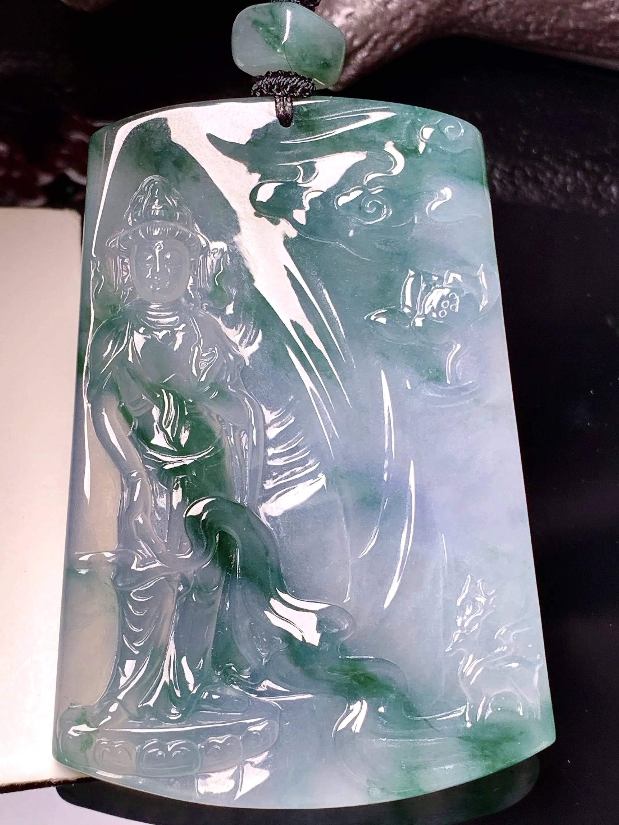 飘绿观音菩萨吊坠 玉质细腻 色泽清新艳丽 整体尺寸66*46*5.8