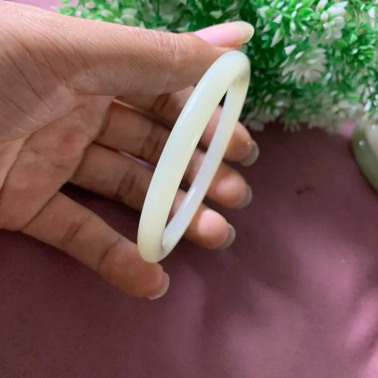 和田玉58圈口且末糖料手镯，玉质特细腻油润，白度一级，高脂粉，品相超赞，️萦绕腕间时，古韵不失时尚