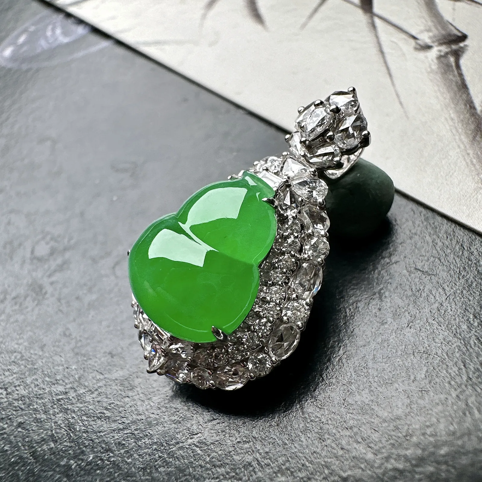 【冰种满绿葫芦吊坠】种水色俱全，冰透闪亮，通透感饱满度很好，18k金钻豪华镶嵌，裸石尺寸13.5*11.9*4.5毫米